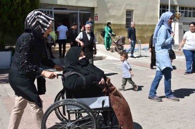 Siirt'te 42 Yil Önce Gözlerini Kaybeden Kadin Oy Kullandi