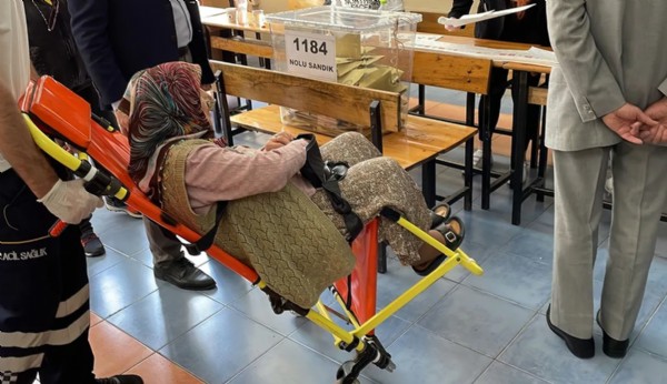 Bakan Koca: 9 bin 670 hasta seçmene ulaşım hizmeti sağlandı
