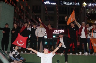 Seçim sonuçlarının ardından büyük coşku! Cumhur İttifakı zaferi böyle kutladı