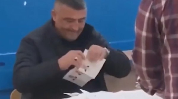 Pusulda Cumhurbaşkanı Erdoğan'ı gören sandık görevlisinin mutluluğu viral oldu