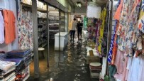 İzmir'de yağmur sonrası sokaklar göle döndü
