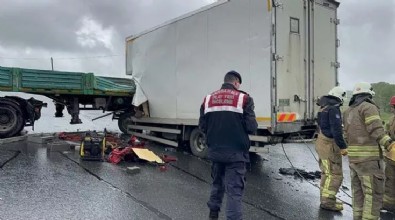 Yer: İstanbul! Kamyonet TIR'ın dorse kısmına çarptı: Yol trafiğe kapandı...