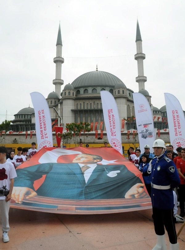 Taksim’de 19 Mayıs coşkusu