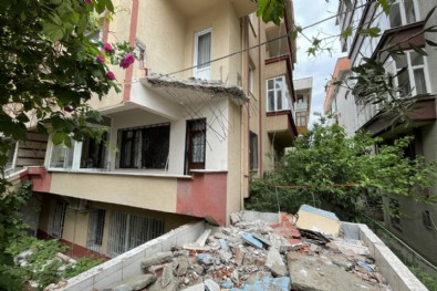 Avcılar'da balkonu çöken bina tahliye edildi