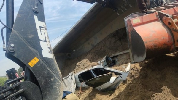 İzmir'de korkunç kaza! Kamyon, otomobilin üzerine devrildi!