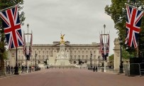 Buckingham Sarayi Önünde Silahli Oldugu Süphesiyle Bir Kisi Gözaltina Alindi