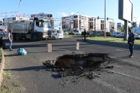 Diyarbakir'da Asfalt Çöktü, Yol Ulasima Kapatildi