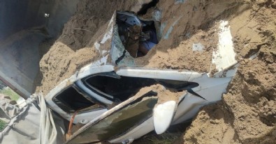 İzmir'de korkunç kaza! Kamyon, otomobilin üzerine devrildi!