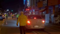 Uygulama Noktasina Takilan Sürücü, 'Kaçmaya Çalismiyorum, Kaza Var Saniyorum' Dedi, Ehliyetsiz Çikti