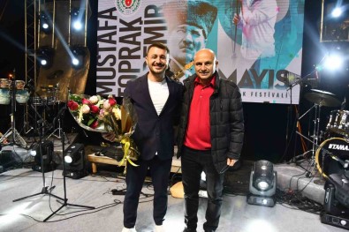 Altinova Gençlik Festivali Mustafa Özdemir Ve Ece Mumay Konserleriyle Basladi