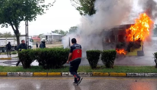 Van'da yolcu minibüsü alev alev yandı