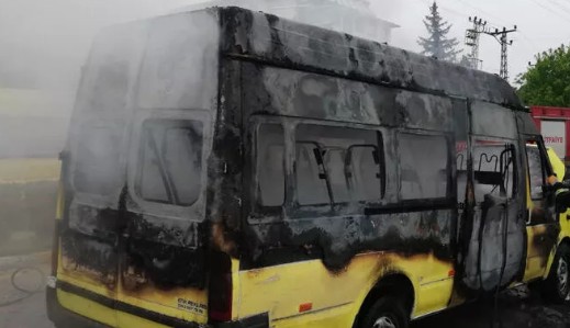 Van'da yolcu minibüsü alev alev yandı