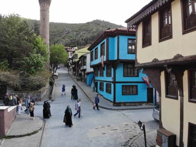 100 Yillik Tarihe Sahip Rengarenk Konaklarin Oldugu Sokaklari Gezenler Geçmise Gidiyor