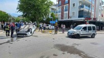 Kaza Yapan Otomobil Ters Döndü Açiklamasi 3 Yarali