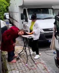 Sette saçına ütü yaptı