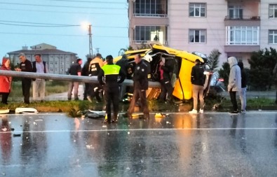 Samsun'da Ticari Taksi Direge Çarpti Açiklamasi 2 Yarali
