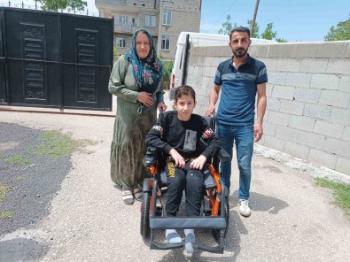 Vanli Amcan'dan Spina Bifida Hastasi Harun'a Akülü Sandalye