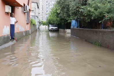 Adana'da Sabah Saatlerinde Etkili Olan Saganak Her Yeri Su Altinda Birakti