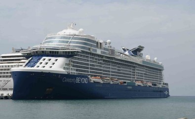 Dev Gemi Ile Kusadasi'na 2 Bin 957 Turist Geldi