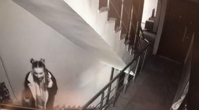 Istanbul'da Akil Almaz Tuzak Kamerada Açiklamasi Bulusma Vaadiyle Eve Çagirip Gasp Ettiler