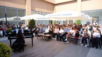 Piyano Ögrencilerinden Mezuniyet Töreninde Performans