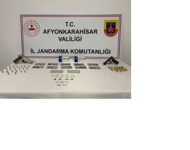 Posetten Uyusturucu Haplar Ile Ruhsatsiz Tabancalar Çikti