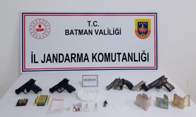 Batman'da Bir Süphelinin Üzerinden Uyusturucu Ve Silah Çikti