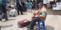 Dinar'in Tek Sokak Müzisyeni Geçimini Sarki, Türkü Söyleyerek Sagliyor Haberi