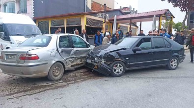 Bafra'da Iki Otomobil Çarpisti Açiklamasi 2 Yarali
