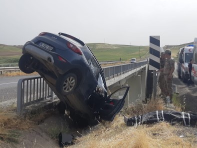 Diyarbakir Feci Kaza Açiklamasi Otomobil Köprüde Asili Kaldi, 1 Kisi Öldü, 3 Kisi Yaralandi