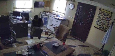 Elazig'da Ofis Malzemesi Çalan Süpheli Kameralara Yakalandi