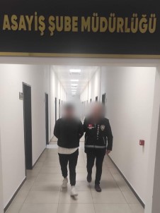 Hirsizlik Suçundan Araniyordu, Yakayi Ele Verdi