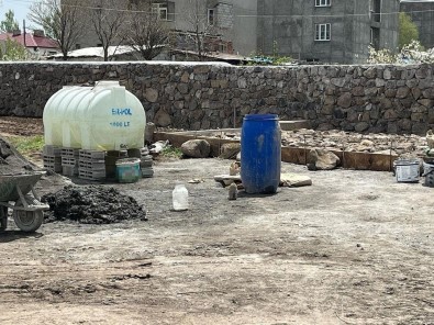 Kars'ta Insaat Temelinden Top Mermisi Çikti