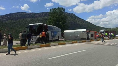 Konya'da Yolcu Otobüsü Ile Temizlik Araci Çarpisti Açiklamasi 1 Ölü, 15 Yarali