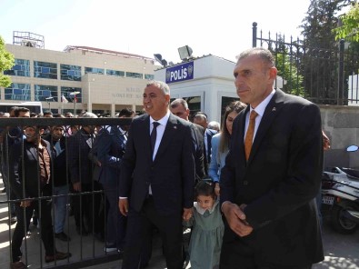 MHP Kilis Milletvekili Mustafa Demir, Mazbatasini Aldi