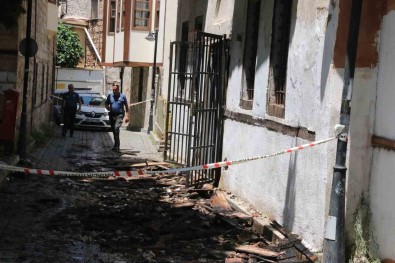 Antalya'da 22 Milyon Liraya Satista Olan Tarihi Binadaki Yangin Geceyi Aydinlatti