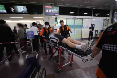 Güney Kore'de Uçus Sirasinda Kapiyi Açan Yolcu Gözaltina Alindi