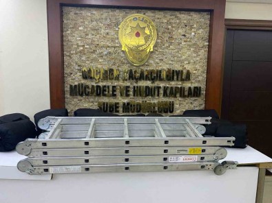 Istanbul'da Minibüste 15 Kaçak Göçmen Yakalandi