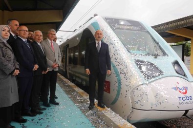 Milli Tren Bugün Ilk Kez Yolcu Tasimaya Basliyor