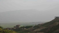 Yüksekova'yi Saran Daglar Toz Bulutundan Kayboldu Haberi