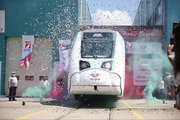 Bakan Karaismailoğlu duyurdu: Milli tren ilk kez yolcu taşımaya başlıyor