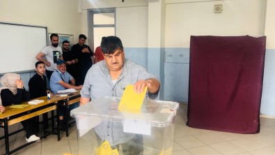 175 Kilo Agirligindaki Seçmen Yürüyerek Oy Kullanmaya Gitti