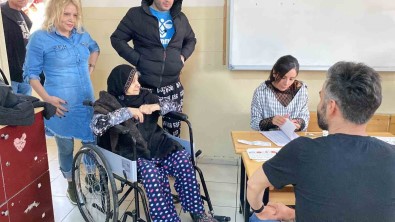 90 Yasindaki Hacer Nine Oy Kullanmak Için Tekerlekli Sandalye Ile Sandiga Gitti