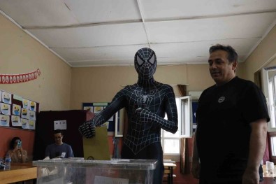 Adanali 'Örümcek Adam', Cumhurbaskanligi Seçimi Için Oyunu Kullandi