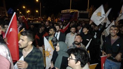 Ardahan'da Seçim Kutlamalari Basladi