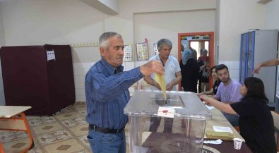 Deprem Bölgesi Osmaniye'de Oy Kullanma Islemi Basladi