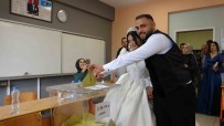 Dügün Gününde Gelin Ve Damat 15 Dakika Da Kalsa Oy Vermeye Yetisti