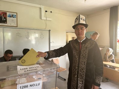Ercis'te Yasayan Kirgiz Türkleri Seçimde Yöresel Kiyafetleriyle Sandik Basina Gitti