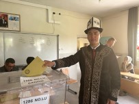 Ercis'te Yasayan Kirgiz Türkleri Seçimde Yöresel Kiyafetleriyle Sandik Basina Gitti Haberi