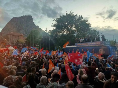Erdogan'in Seçim Zaferi Afyonkarahisar'da Kutlanmaya Baslandi